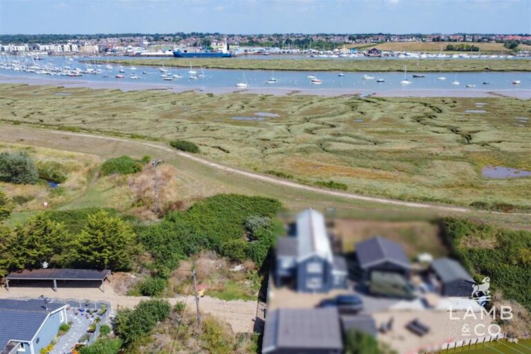 Инвестиция в прибрежный дом Tendring Продажа участка под элитный дом в Point Clear Bay с Lawful Development Certificate