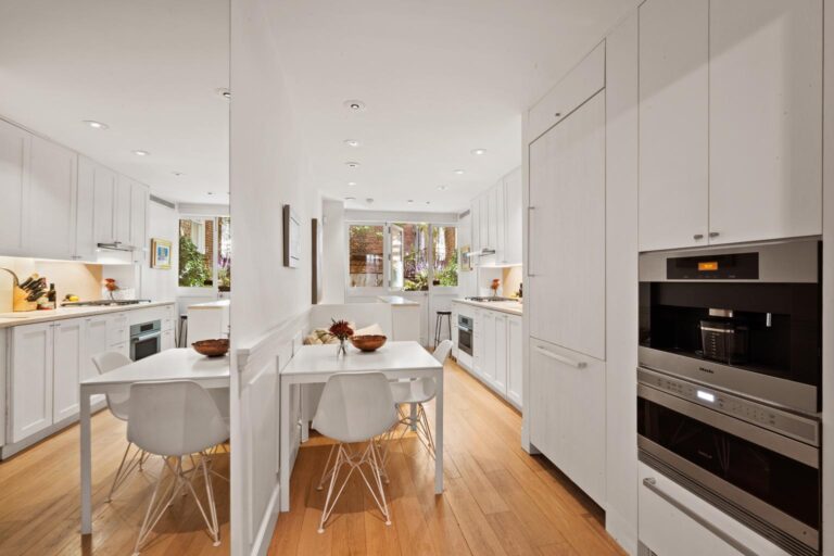 Современная кухня Millay House Кухня с встроенной техникой и обеденным столом в самом узком доме Нью-Йорка