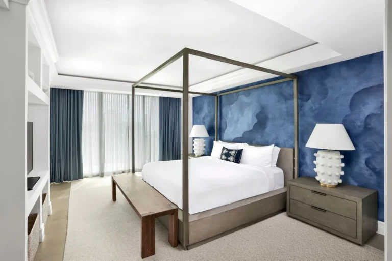 Бассейн и виды Coconut Grove от Ritz-Carlton Бассейн и террасы Ritz-Carlton Coconut Grove — жемчужина прибрежной недвижимости Майами