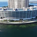 Интерьеры апартаментов Vita at Grove Isle с итальянским мрамором и умным домом в Майами