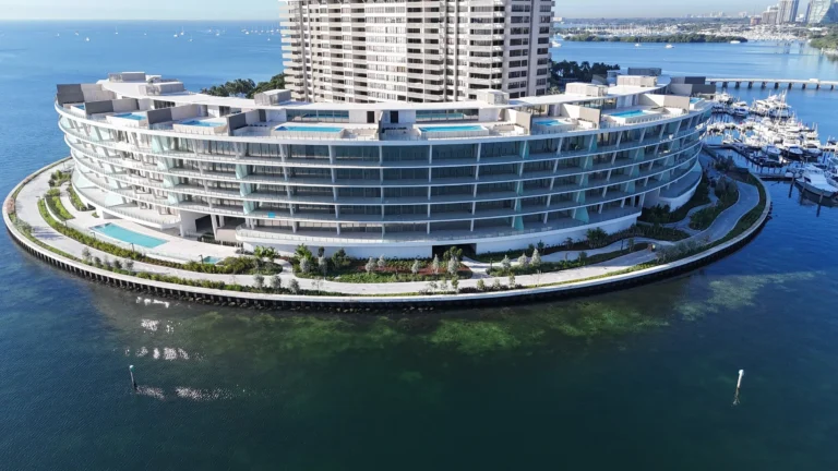 Роскошные интерьеры Vita на острове Grove Isle Интерьеры апартаментов Vita at Grove Isle с итальянским мрамором и умным домом в Майами