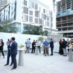 Впечатляющая инсталляция JEM in the Sky поднимается в небо над JEM Private Residences в центре Майами