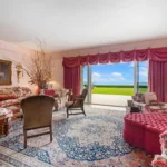 Теннисный корт на территории океанфронтовой усадьбы 911 N Ocean Blvd Палм-Бич