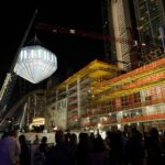 Сияющая инсталляция JEM in the Sky над skyline Майами во время Art Basel, предпросмотр элитной башни JEM Private Residences
