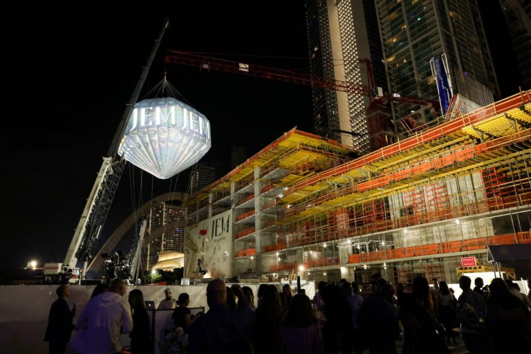 Инсталляция JEM в ночном небе Майами Сияющая инсталляция JEM in the Sky над skyline Майами во время Art Basel, предпросмотр элитной башни JEM Private Residences
