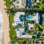 Инвестиционная недвижимость Палм-Бич: океанфронтовая усадьба с теннисным кортом