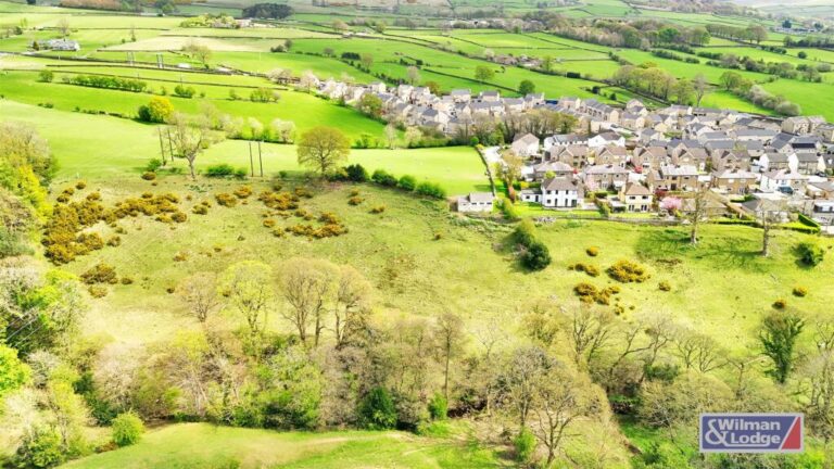 Элитный участок с панорамой Йоркшира Продажа участка на Breakmoor Avenue в Silsden с видом 270° на долину Эйр и Йоркшир-Дейлз