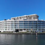 Экстерьер ультра-люксового кондоминиума Vita at Grove Isle на частном острове в Майами