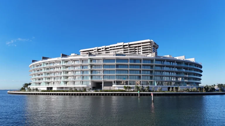 Vita at Grove Isle завершен в Кокосовом Гроув Экстерьер ультра-люксового кондоминиума Vita at Grove Isle на частном острове в Майами