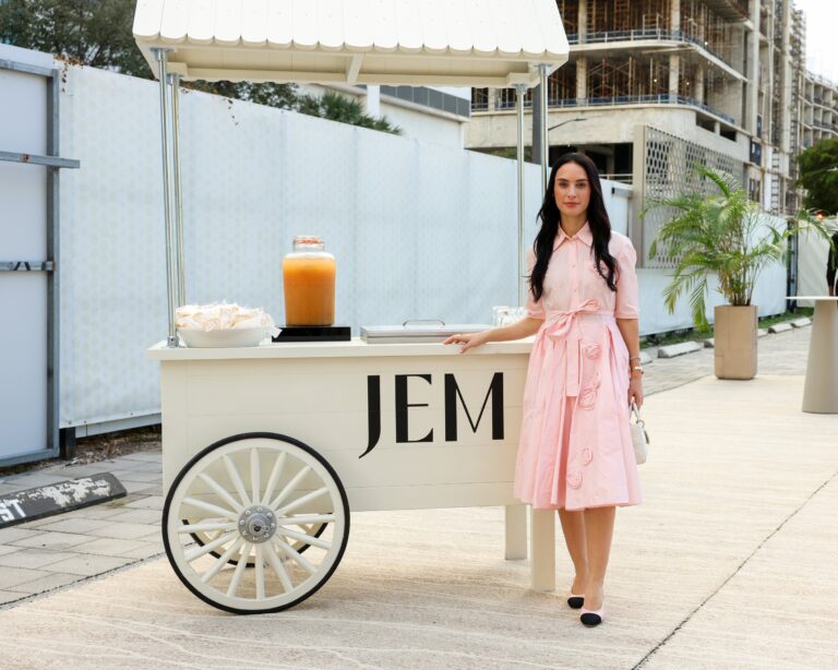 Коктейли в галерее JEM Private Residences Элегантные коктейли и закуски на предпросмотре башни JEM в Miami Worldcenter во время старта Art Basel