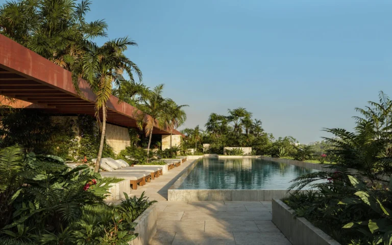 Променады Ziggurat в Coconut Grove Пешеходные променады и сады на уровнях Ziggurat – архитектурный акцент Майами
