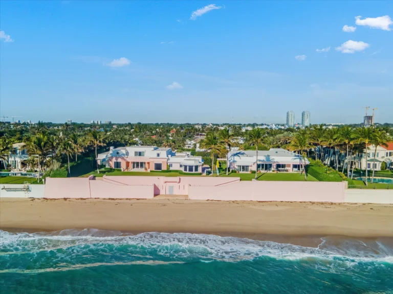 Океанфронтовая усадьба Палм-Бич за 185 млн Элитная усадьба 911 N Ocean Blvd Палм-Бич с 250 футами приватного пляжа
