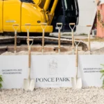 Гости на закладке камня Ponce Park в Coral Gables, роскошный прием с живой музыкой