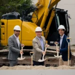 Фасад Ponce Park с средиземноморскими мотивами, элитное строительство в центре Coral Gables