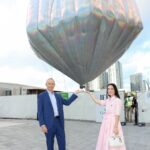Гости на предпросмотре JEM Private Residences в галерее продаж Miami Worldcenter перед Art Basel с коктейлями