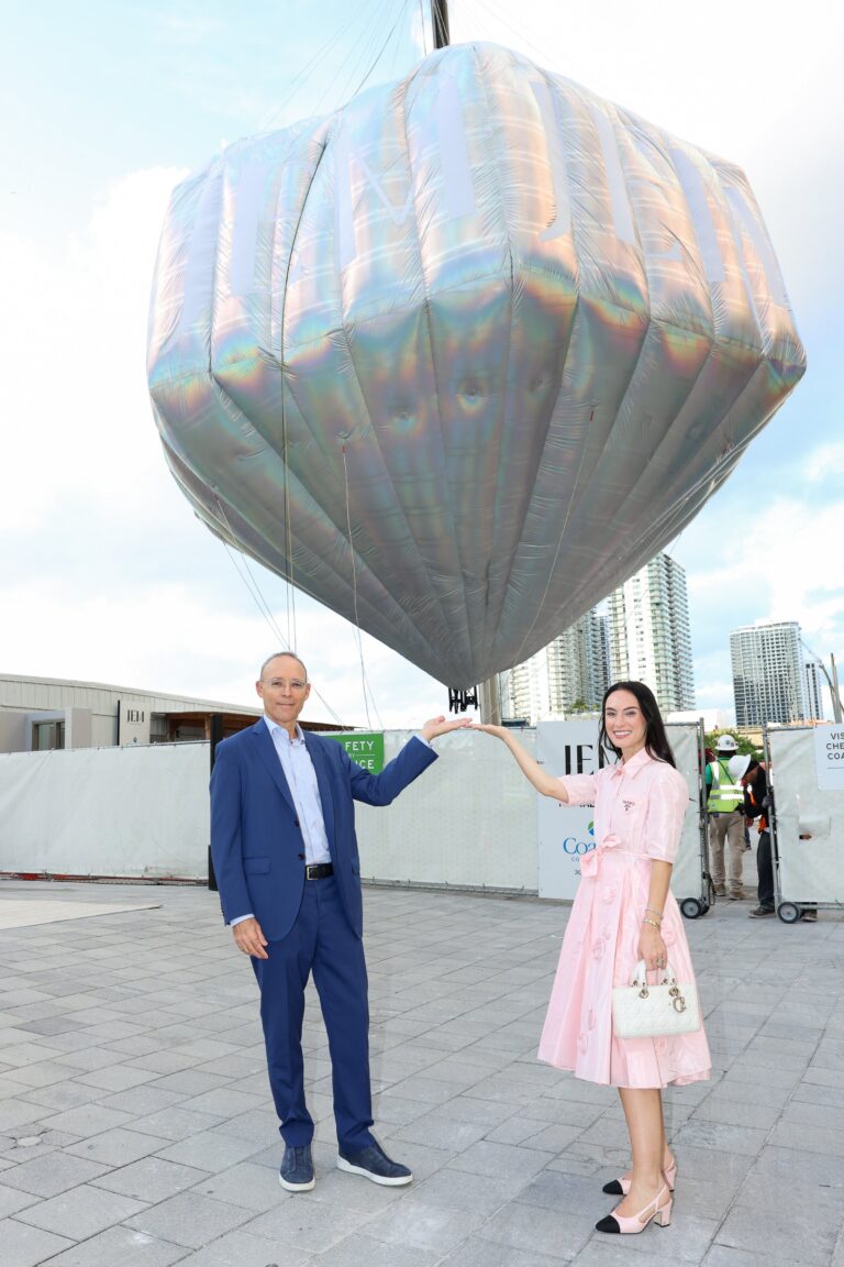Эксклюзивный предпросмотр JEM в Worldcenter Гости на предпросмотре JEM Private Residences в галерее продаж Miami Worldcenter перед Art Basel с коктейлями