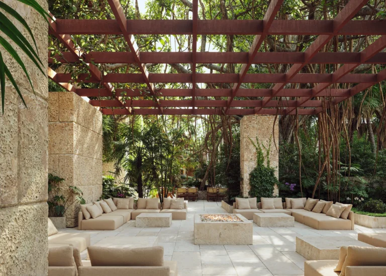 Люксовые апартаменты Ziggurat Coconut Grove Трехэтажный кондоминиум Ziggurat: 18 резиденций премиум-класса с видом на парк Майами