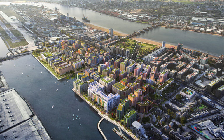Royal Docks: панорама будущего хаба Аэриальный вид Royal Docks в Лондоне с доками и инфраструктурой для инновационных офисов