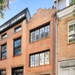 Самый узкий дом Манхэттена шириной 9,5 фута на Bedford Street с черными окнами и дверью