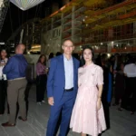 Собрание гостей в галерее JEM Private Residences во время дебюта инсталляции JEM in the Sky