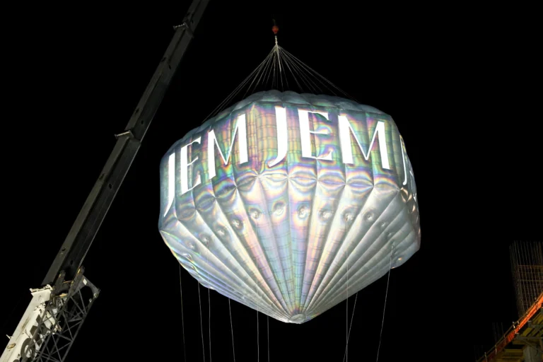 Вершина Art Week с JEM в небе Финальный аккорд события: инсталляция JEM in the Sky освещает путь к роскоши JEM Private Residences