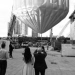 Интерьер галереи JEM Private Residences с гостями на фоне Art Basel в Miami Worldcenter