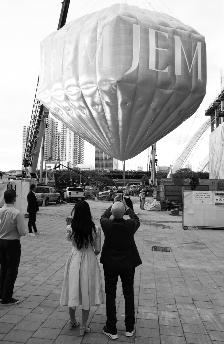 Галерея продаж JEM в Art Basel Интерьер галереи JEM Private Residences с гостями на фоне Art Basel в Miami Worldcenter
