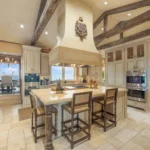 Элитная недвижимость 911 N Ocean Blvd с 250 футами приватного пляжа в Палм-Бич, Флорида