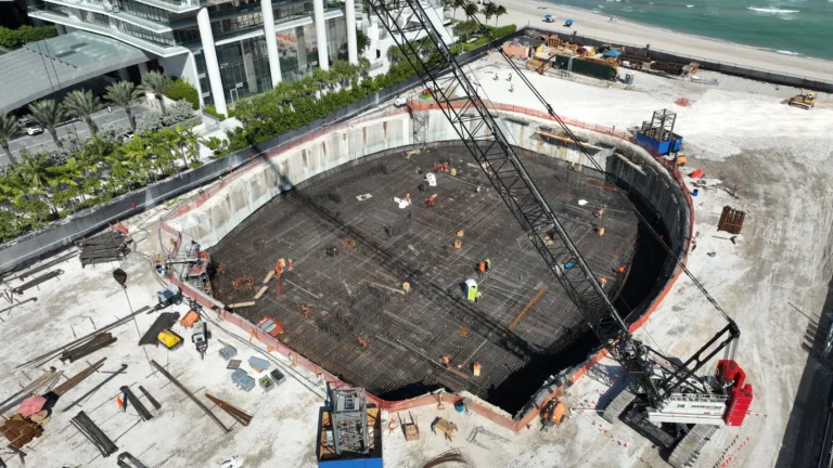Рекордный фундамент Bentley Residences Miami Заливка мат-фундамента Bentley Residences в Sunny Isles Beach, крупнейшая в Флориде