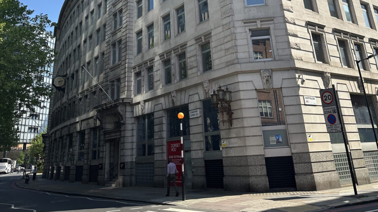 Dorset House в Саутворке перед трансформацией в отель Здание Dorset House на Stamford Street SE1 в Лондоне, объект реконструкции под первый hub by Premier Inn южнее Темзы