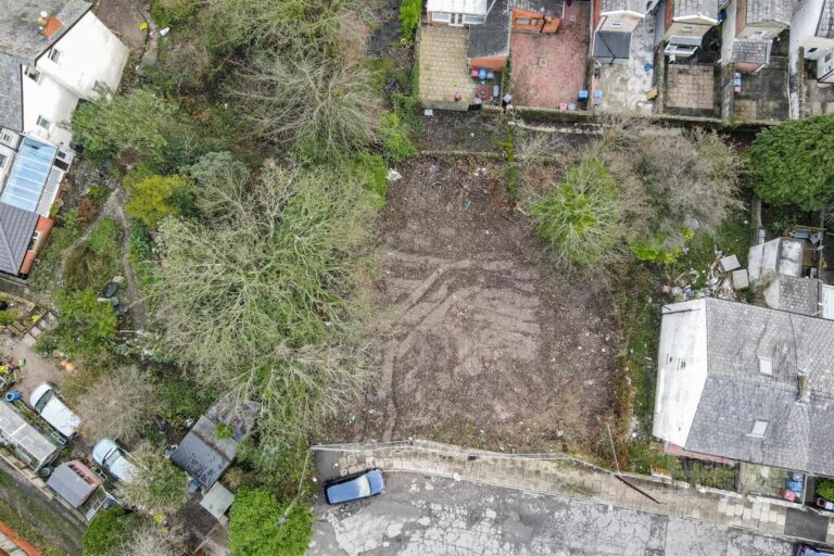 Близость к парку и удобствам Участок недалеко от Corporation Park в развивающемся районе Блэкберна с высокой инвестиционной привлекательностью