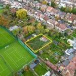 Пустующий участок в Финчли с зданием 600 sq ft для перестройки или нового дома