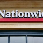 Фасад главного офиса Nationwide Building Society, ключевого индикатора цен на элитную недвижимость UK