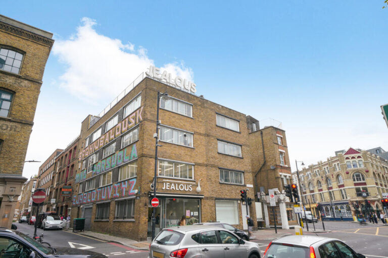 Здание на Curtain Road в Шордитче Фасад четырехэтажного здания на Curtain Road EC2A для инвестиций в элитную недвижимость Лондона
