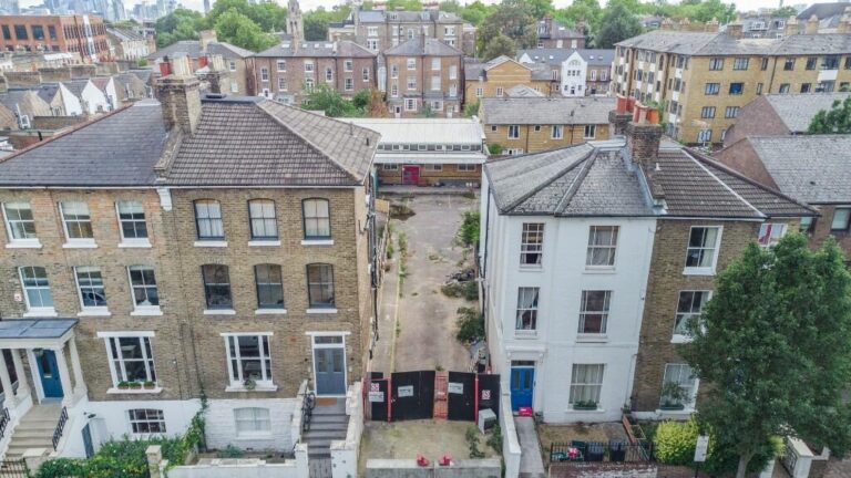 Элитный ландшафт Highbury для инвестиций Земельный участок премиум-класса в Highbury, Лондон, готовый к трансформации в люкс-недвижимость