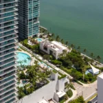 Элитное waterfront пространство Amara at Paraiso в Эджуотере Майами с видом на залив