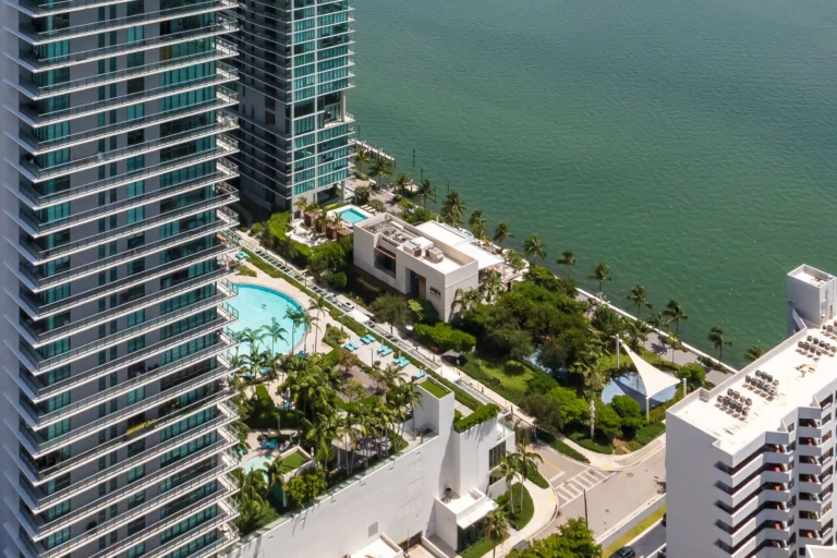 Панорамный вид ресторана Amara at Paraiso на Бискейн-Бэй Элитное waterfront пространство Amara at Paraiso в Эджуотере Майами с видом на залив