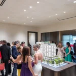 Интерьер галереи продаж с моделью Cora Merrick Park от Arquitectonica