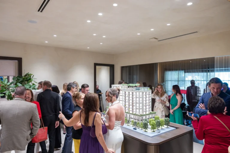 Макет проекта в интерьере шоурума Интерьер галереи продаж с моделью Cora Merrick Park от Arquitectonica