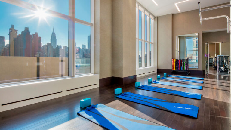 Лаунж-зона 555TEN Роскошный лаунж для встреч в 555TEN Hudson Yards