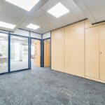 Просторный вход Westbury House в Pinner с высоким потенциалом коммерческой эксплуатации