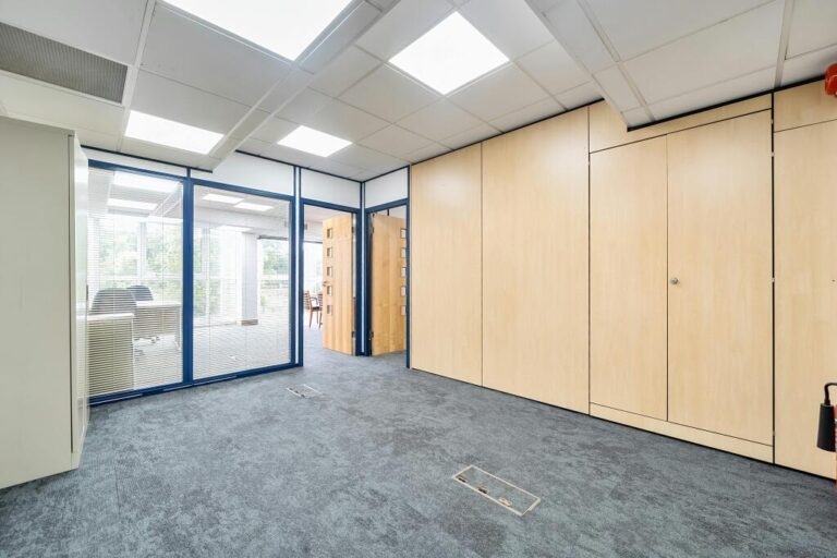Входная зона Westbury House инвестиционный объект Просторный вход Westbury House в Pinner с высоким потенциалом коммерческой эксплуатации