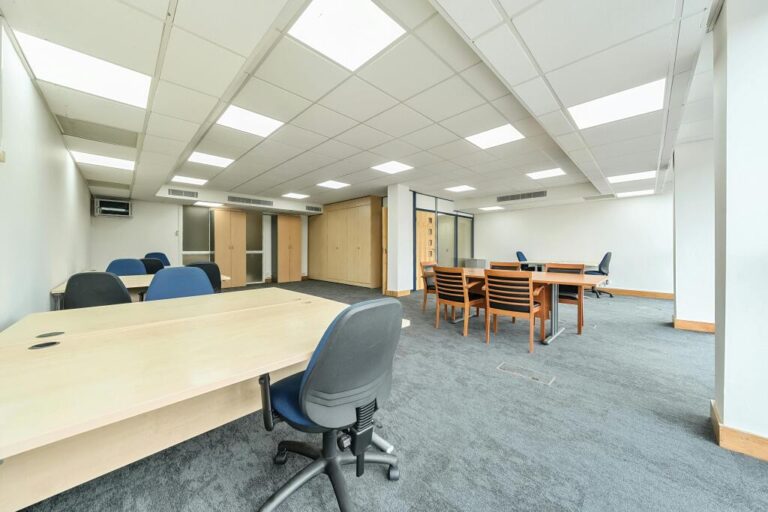 Коридор Westbury House Pinner ROI Просторный коридор Westbury House в Pinner для коммерческой прибыли