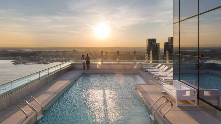 Фасад 555TEN в Hudson Yards Современный фасад жилого небоскреба 555TEN от Extell в Нью-Йорке