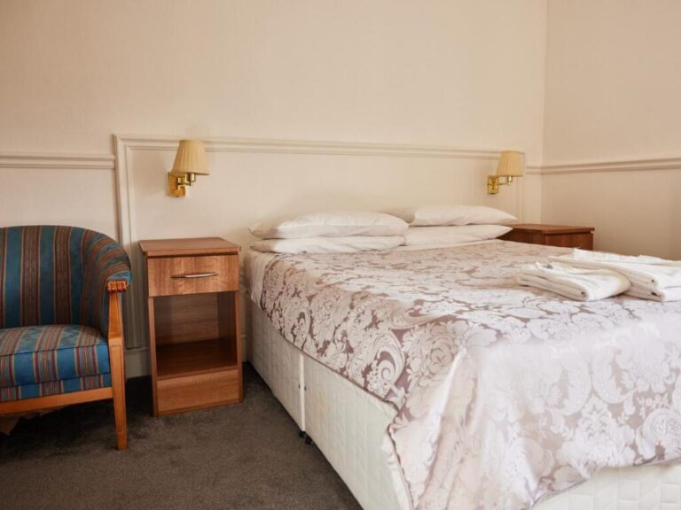 Гараж Heatherbank премиум Просторный гараж дома Heatherbank, инвестиции в элитную архитектуру Норт-Лондона