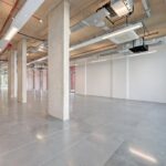 Экстерьер Cask Works с внутренним двориком в смешанной застройке Hackney Wick, Лондон