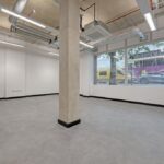 Полный экстерьер Cask Works в смешанной застройке Fish Island, Hackney Wick