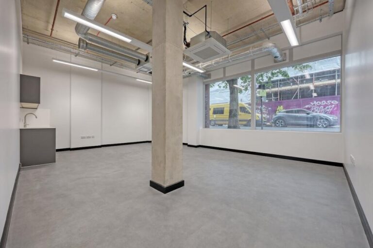 Общий вид комплекса Полный экстерьер Cask Works в смешанной застройке Fish Island, Hackney Wick