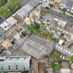 Вид на свободный freehold-участок бывшего автосервиса в Хаммерсмите, готовый к разработке жилого комплекса площадью 855 кв.м