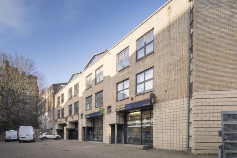 Комплекс в сердце Фаррингдона Офисные здания 1 и 2 Baker's Yard в Лондоне EC1R 3DD